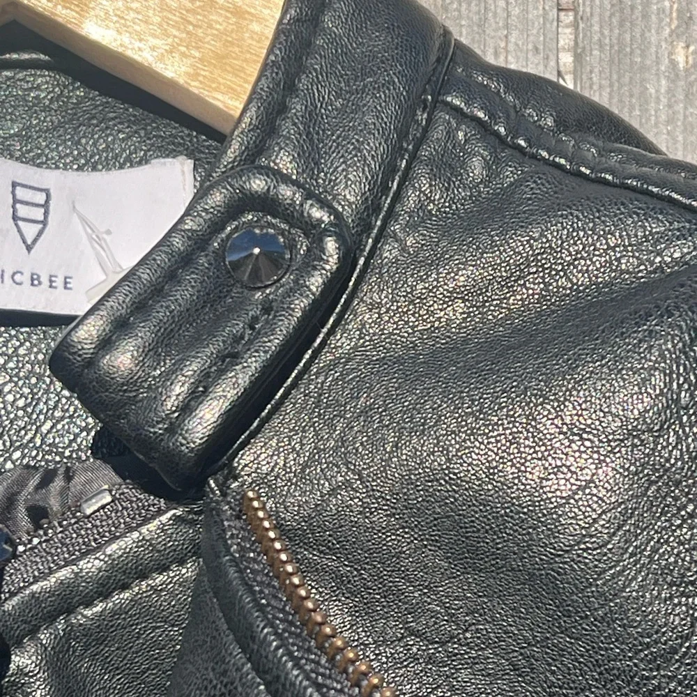 Elegant Black Leather Jacket - Picture 6 of 16